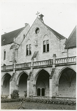 La Vierge dominant le cloître