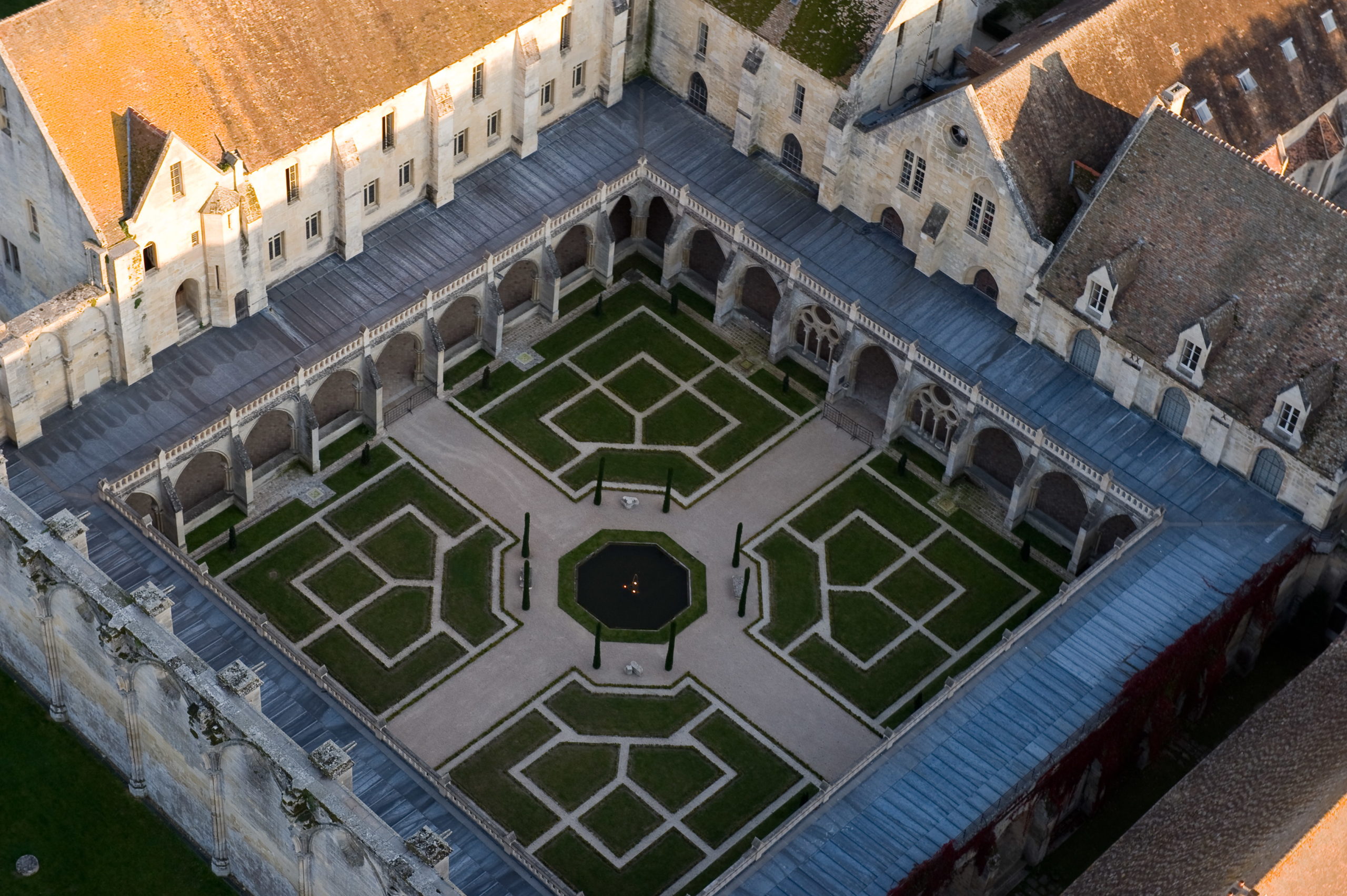 Le cloître, vue aérienne de l'abbaye de Royaumont