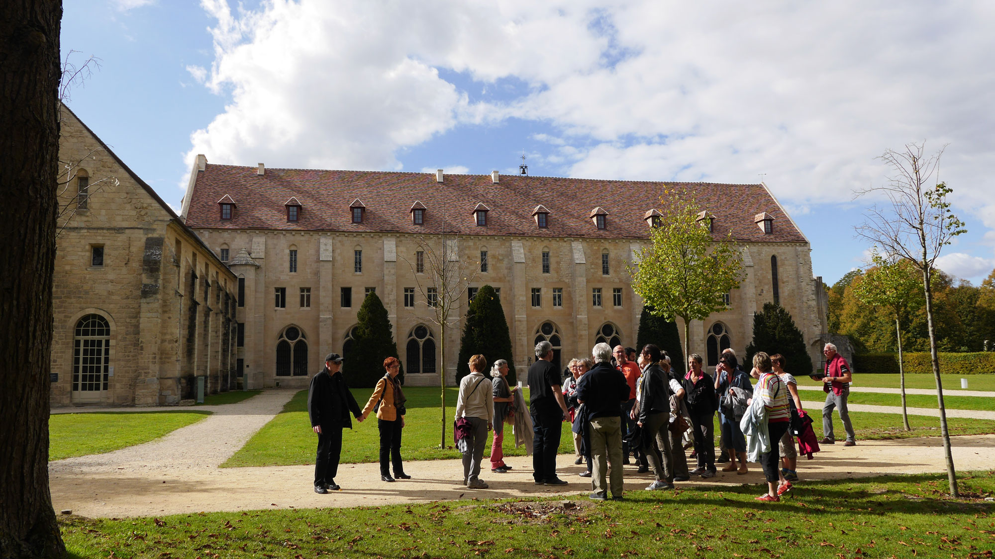 Group of visitors in front of the abbey