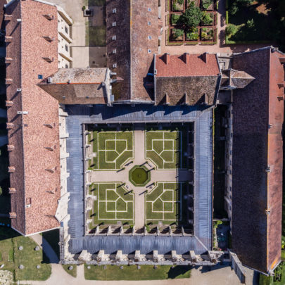 Cloitre de l'abbaye de Royaumont en image de drône