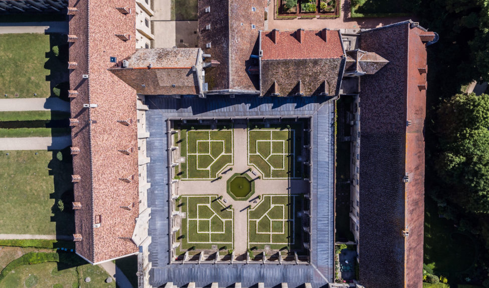 Cloitre de l'abbaye de Royaumont en image de drône