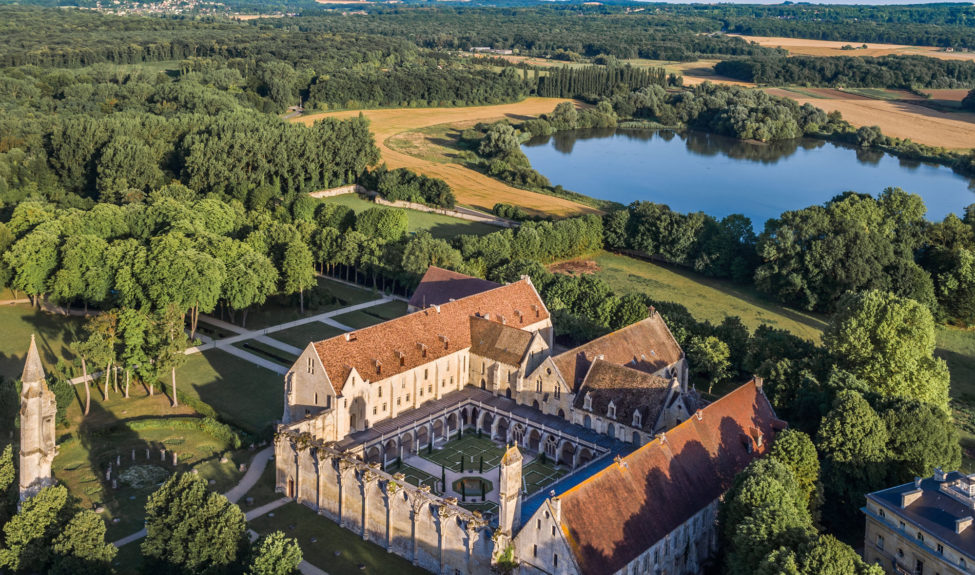 Vue aérienne de l'abbaye dans son environnement