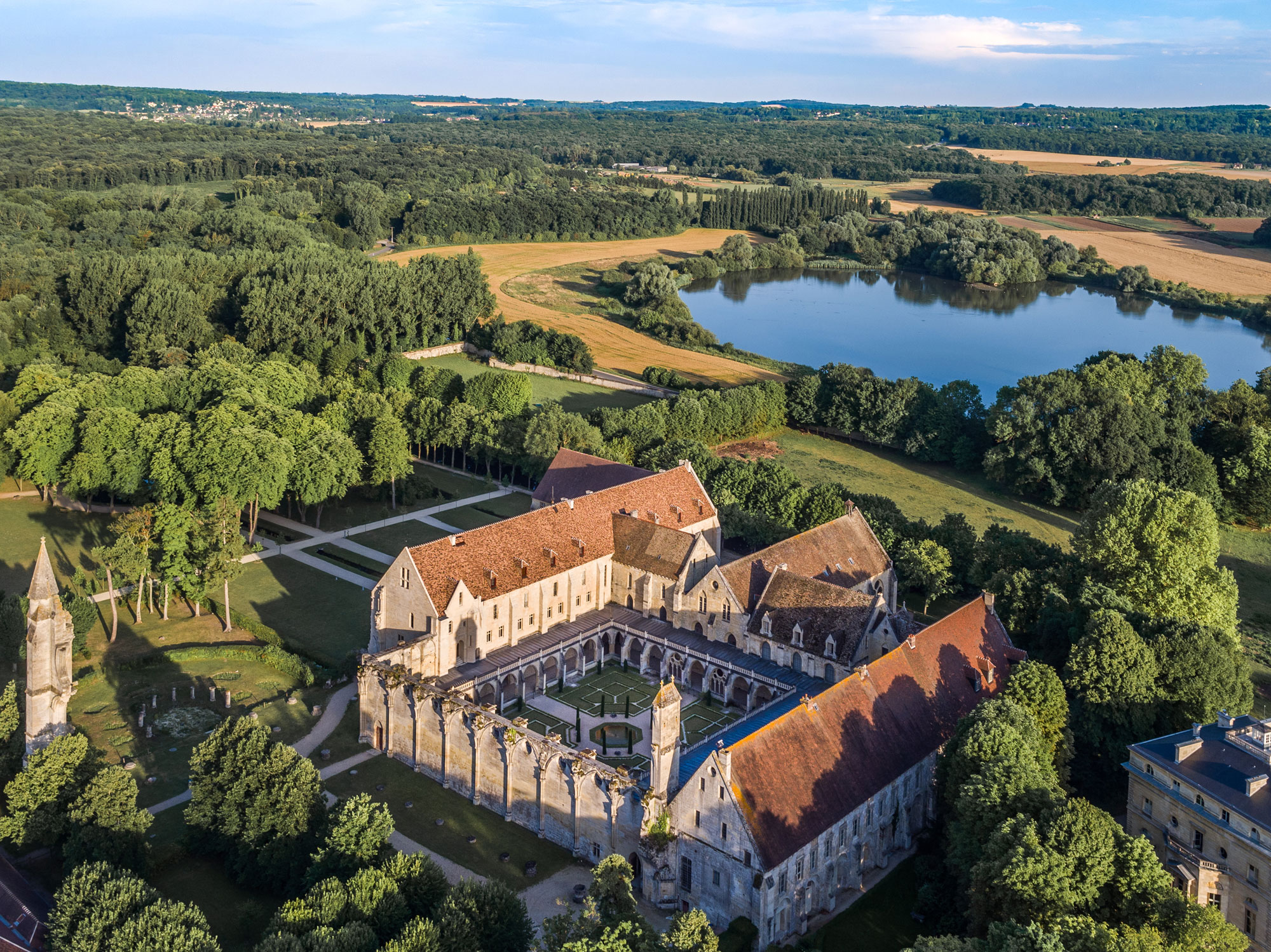 Vue aérienne de l'abbaye dans son environnement