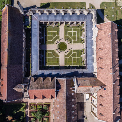 Cloitre de l'abbaye de Royaumont en image de drône