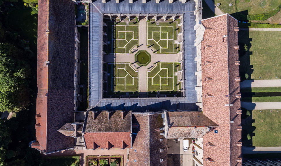 Cloitre de l'abbaye de Royaumont en image de drône