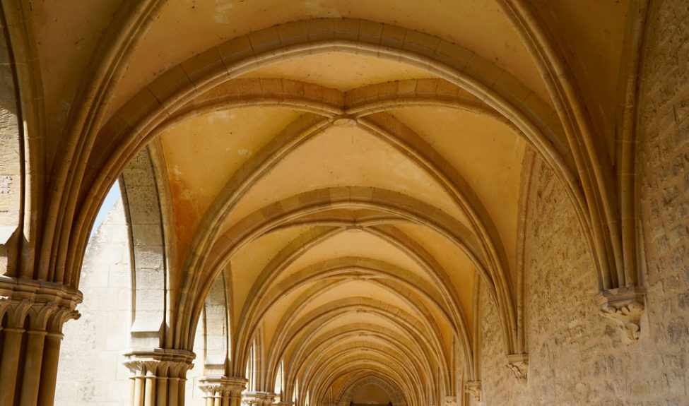 Galerie du cloitre de l'abbaye de Royaumont dans le Val d'Oise