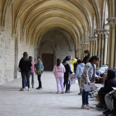 Groupe d'enfants dans le cloître