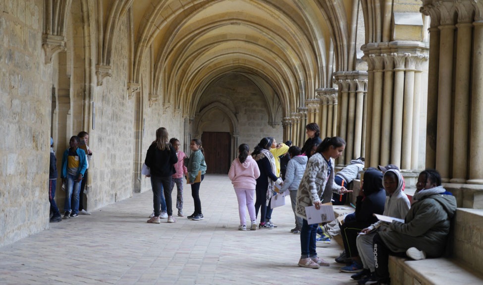 Groupe d'enfants dans le cloître