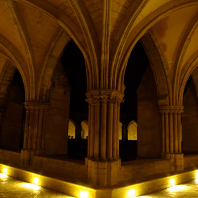 Les galeries du cloître de nuit