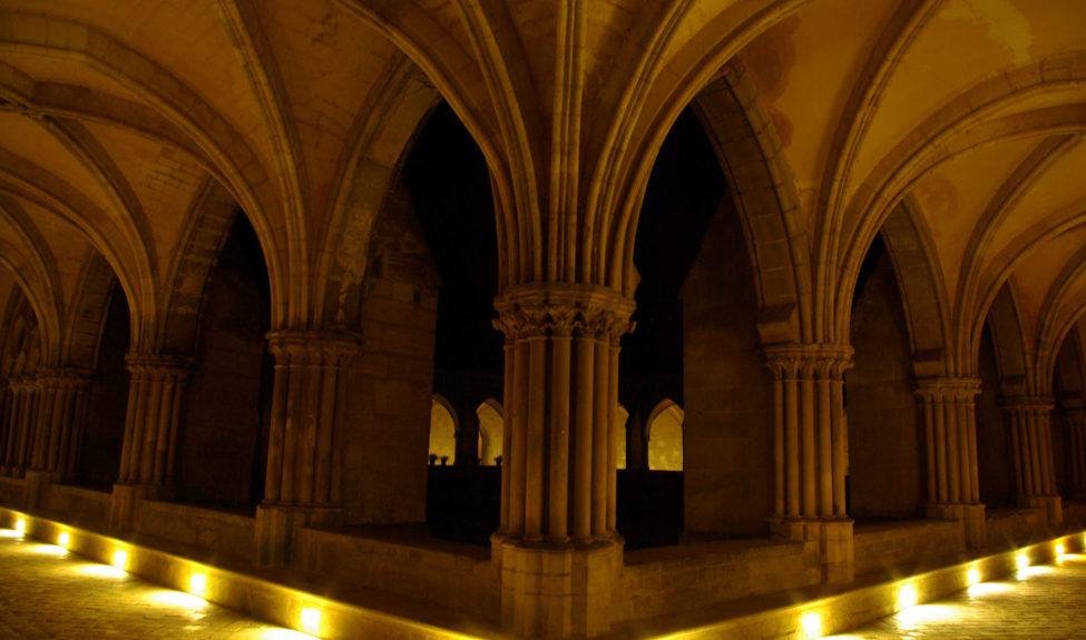 Les galeries du cloître de nuit