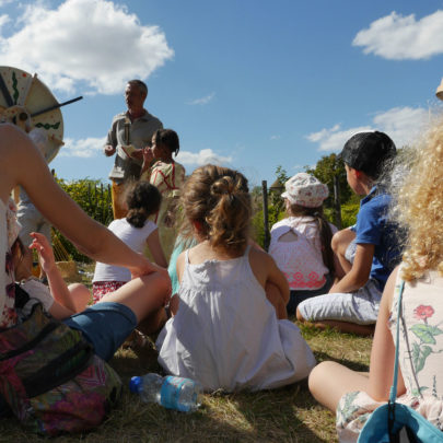 Groupes d'enfants assistant à un spectacle dans le jardin