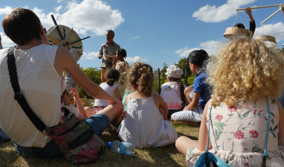 Groupes d'enfants assistant à un spectacle dans le jardin