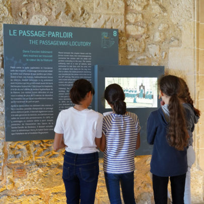 Jeunes filles devant un panneau numérique