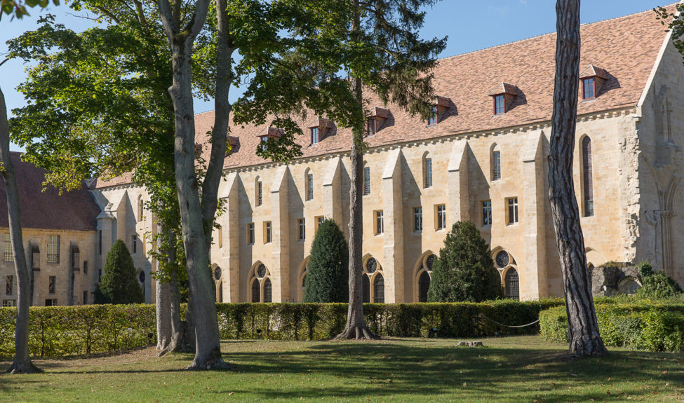 La façade du bâtiment des moines vue du parc