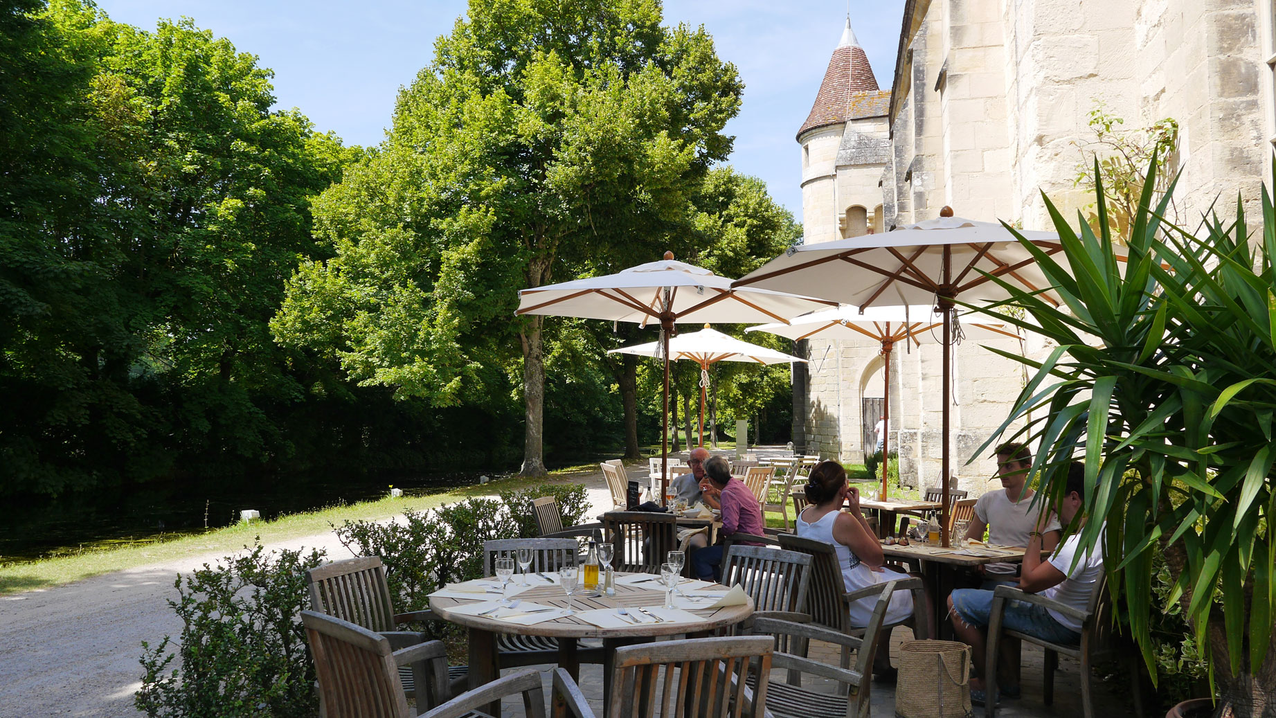 La terrasse du bar-salon de thé