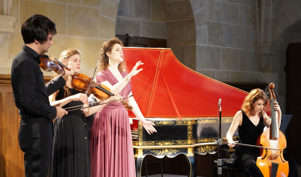 Concert avec Eva Zaïcik dans le réfectoire des convers