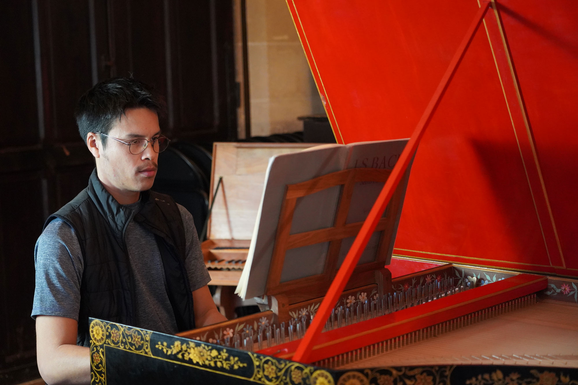 Jean-Luc Ho jouant sur le clavecin Vater de la Fondation royaumont