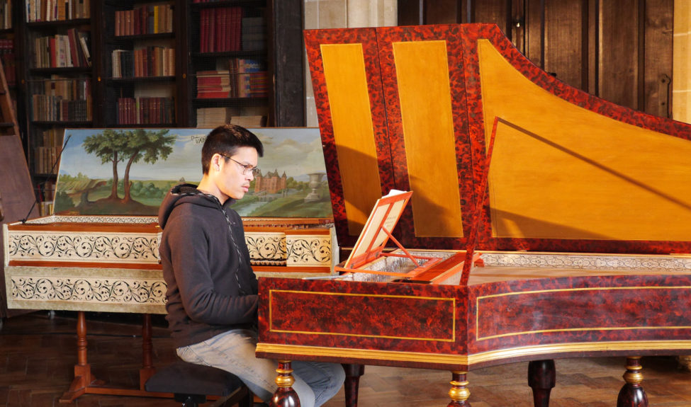 Jean-Luc Ho au travail, avec deux de ses clavecins