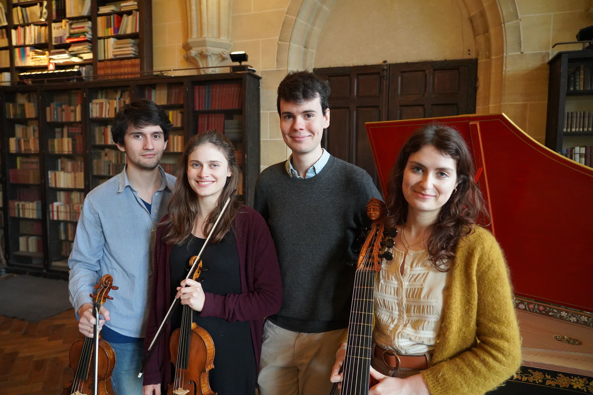 Portrait de l'ensemble dans la Bibliothèque Henry & Isabel Goüin