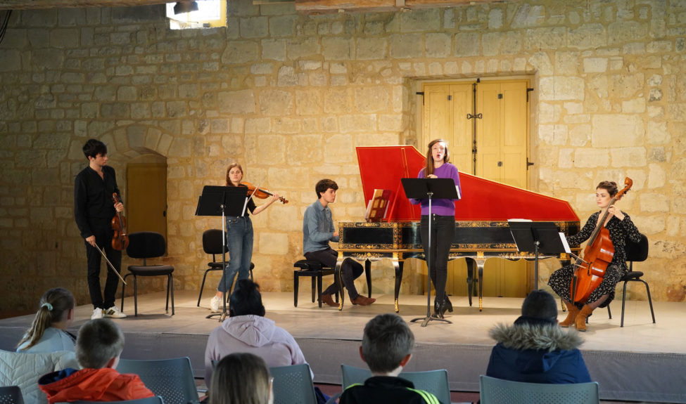 Concert pour une groupe d'enfants dans la salle des charpentes