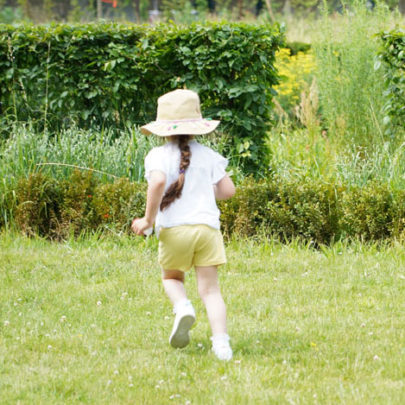 Petite fille courant dans le jardin