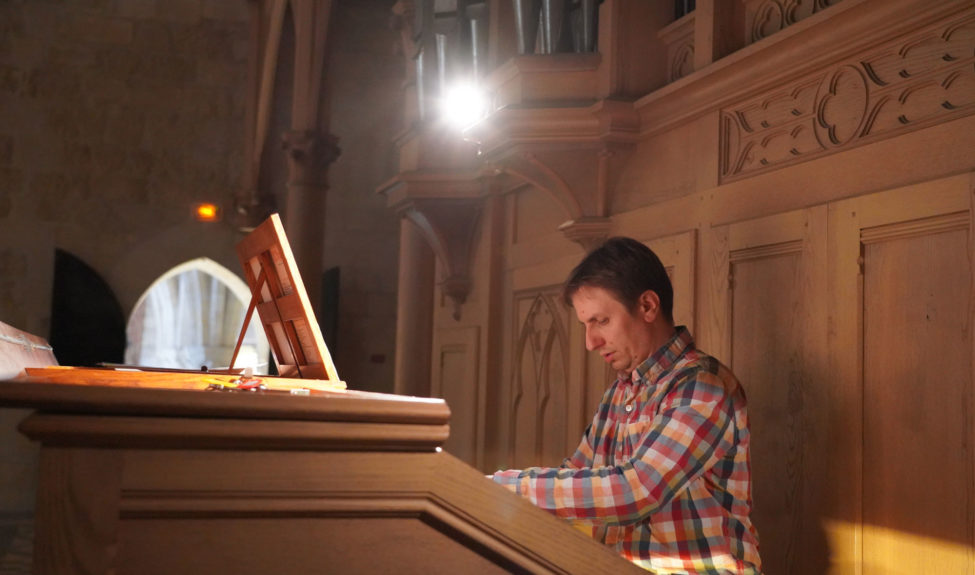 Thomas Lacôte jouant sur l'orgue Cavaillé-Coll