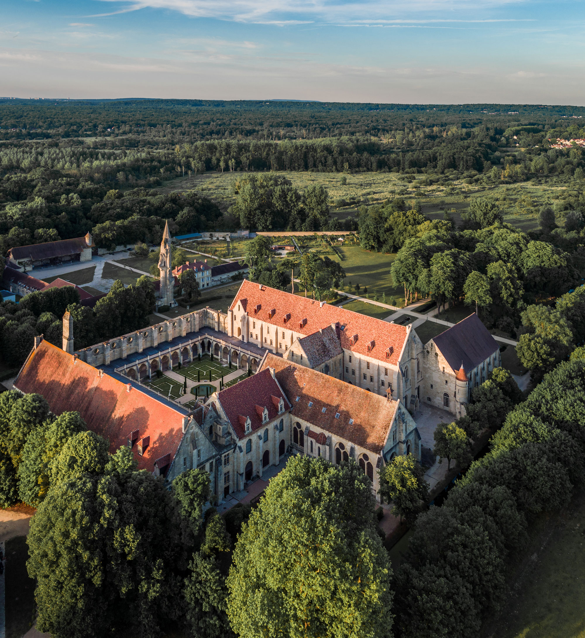 L'abbaye de Royaumont vue du ciel