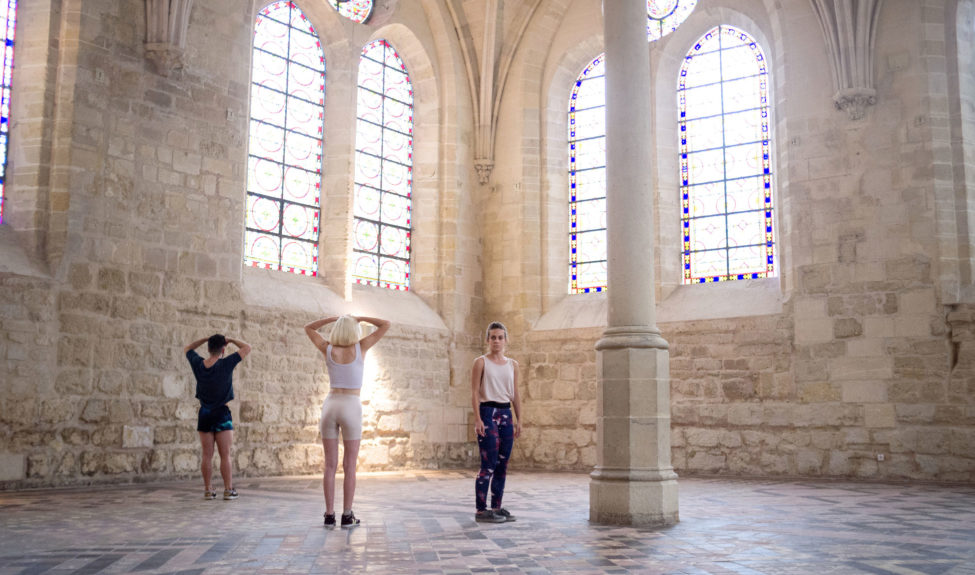 danse contemporaine dans le réfectoire des moines à l'abbaye de Royaumont