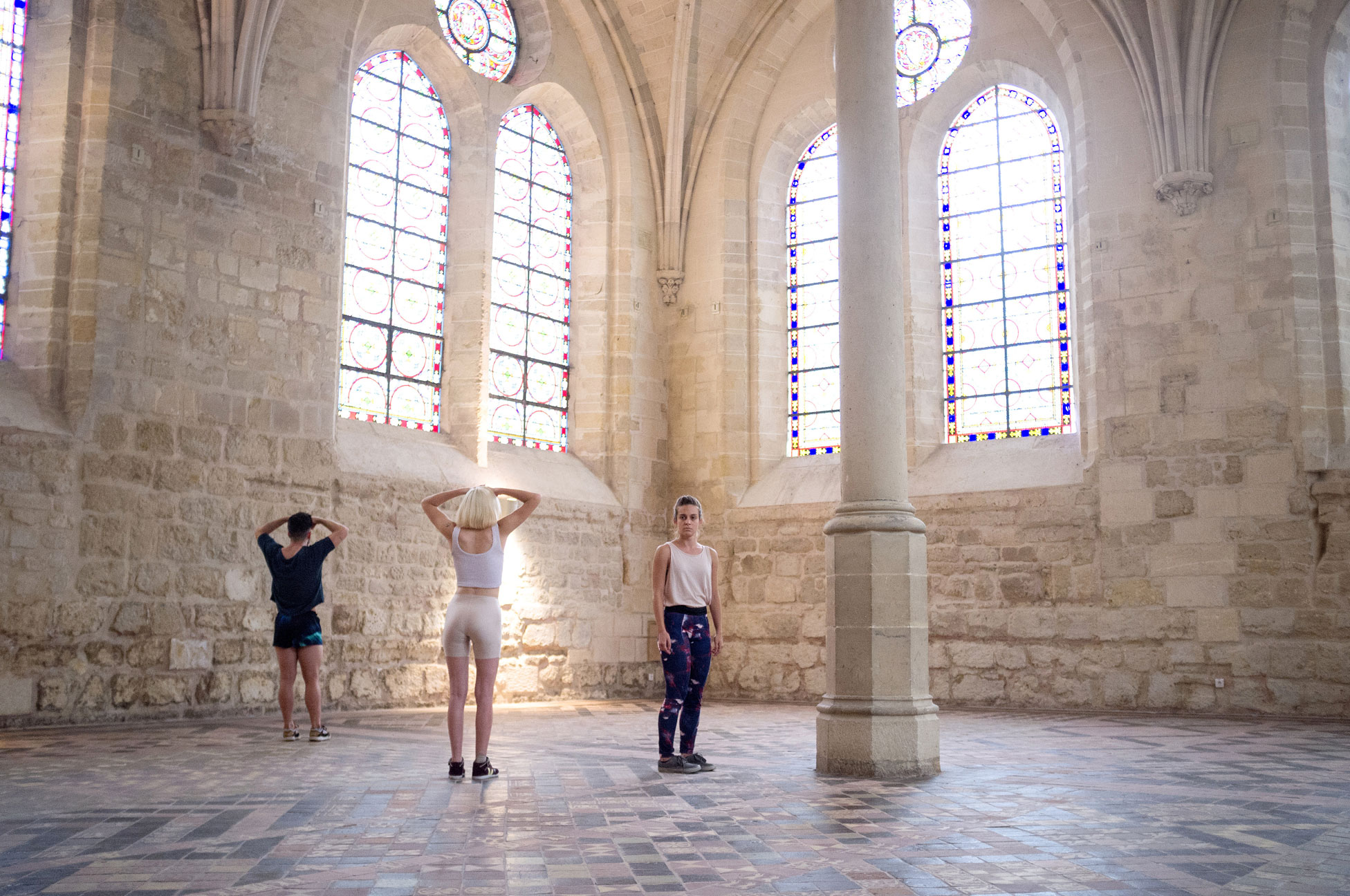 danse contemporaine dans le réfectoire des moines à l'abbaye de Royaumont