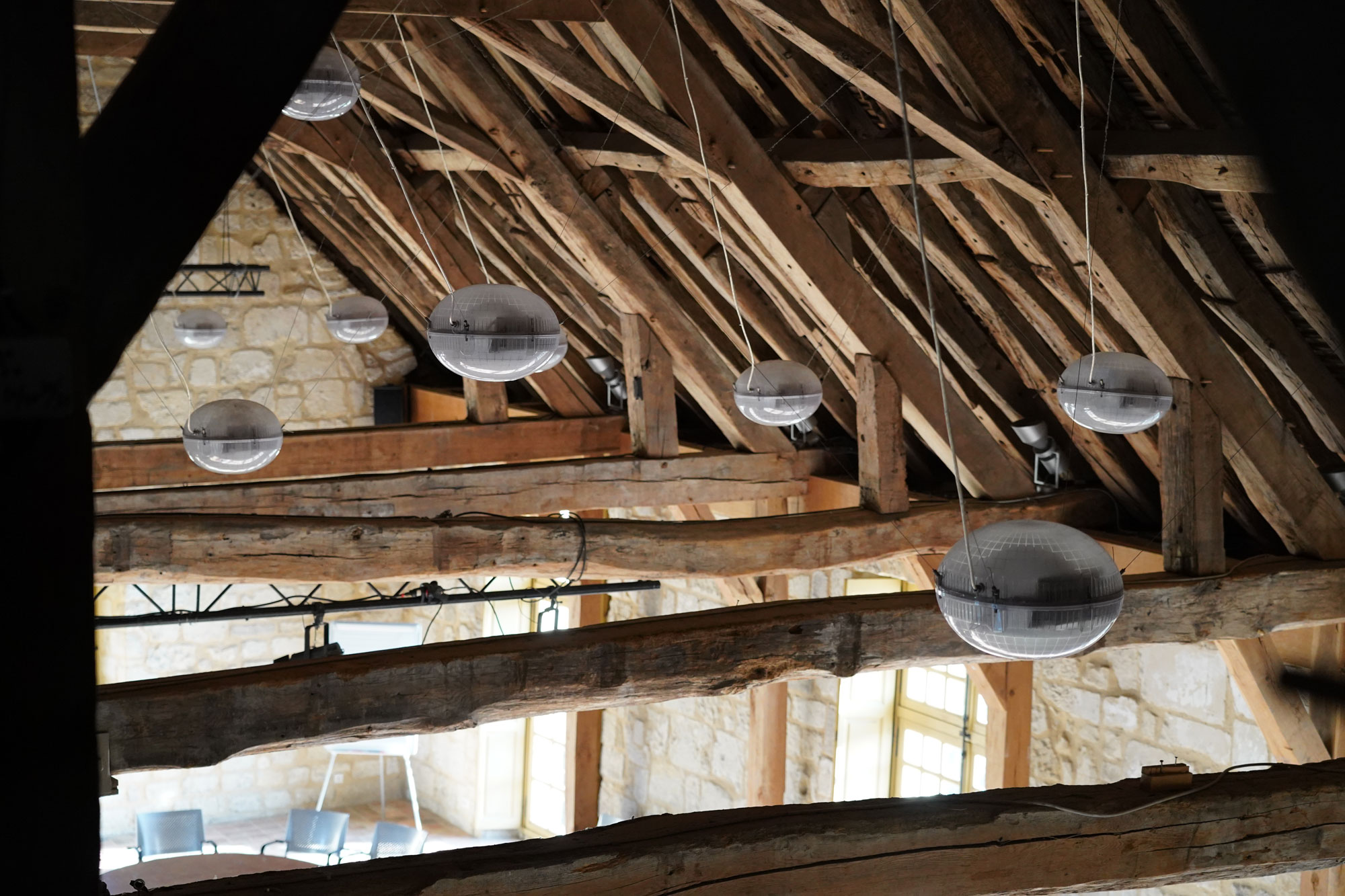 La salle des charpentes est prévue pour accueillir des artistes professionnels, en résidence ou en formation, ainsi que des séminaires