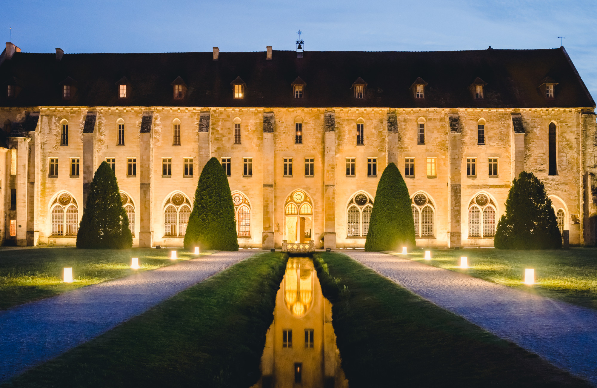 L'abbaye de Royaumont illuminée la nuit