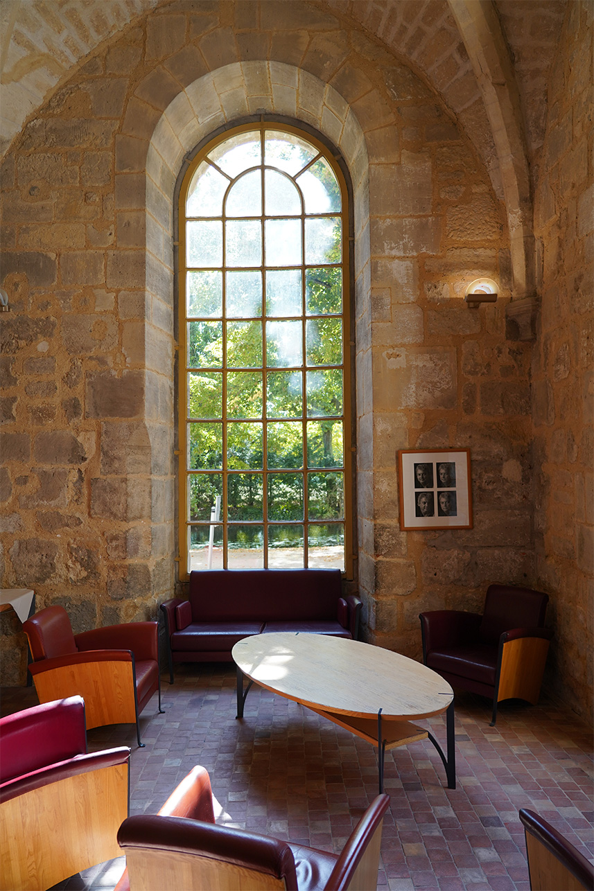 Salon des r&eacute;sidents de l'abbaye de Royaumont, qui accueille les artistes en formation et les professionnels en s&eacute;minaire.