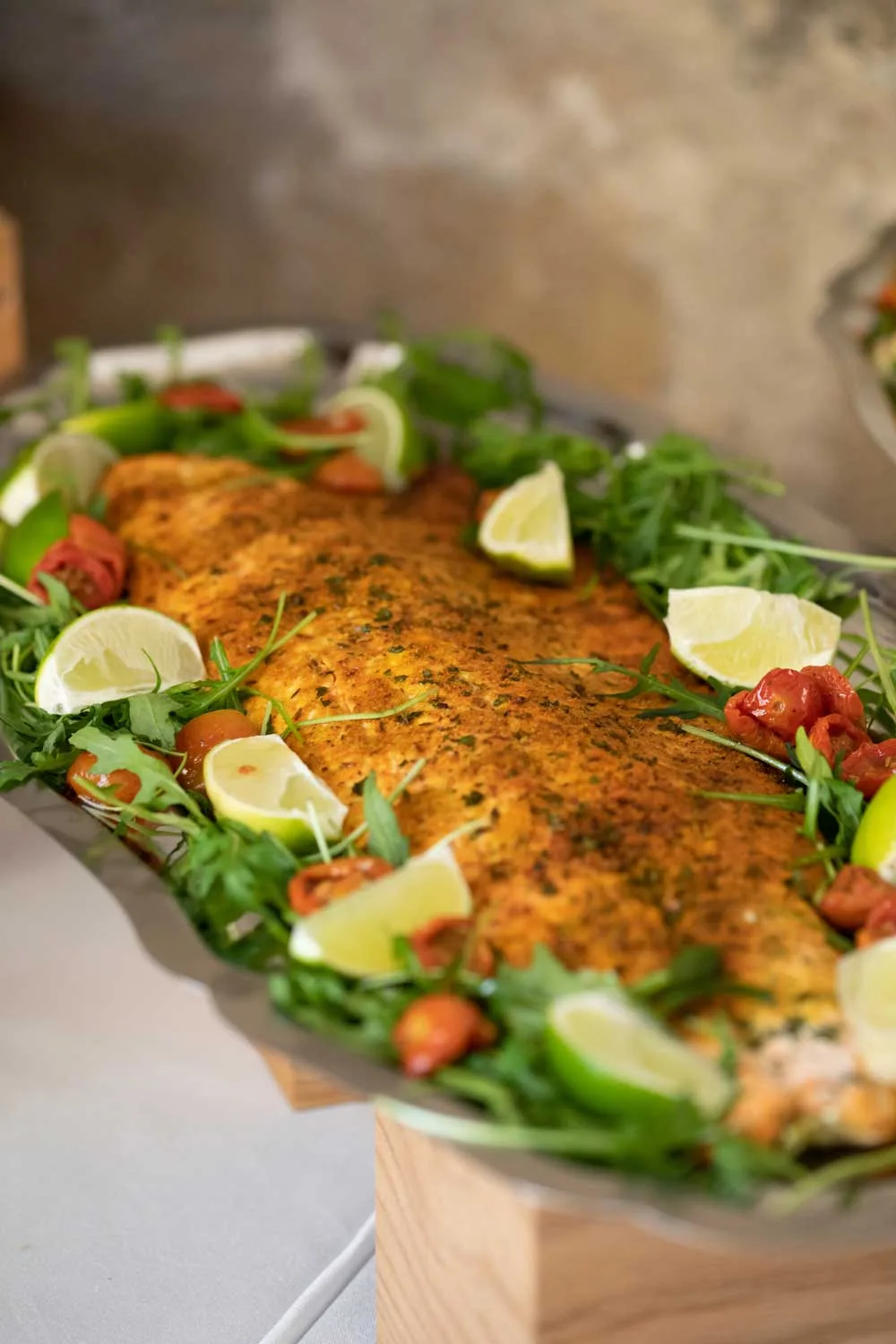 Un poisson servi sur un plateau, garni d&rsquo;herbes fra&icirc;ches &agrave; l'occasion du brunch dans le restaurant &agrave; Royaumont.