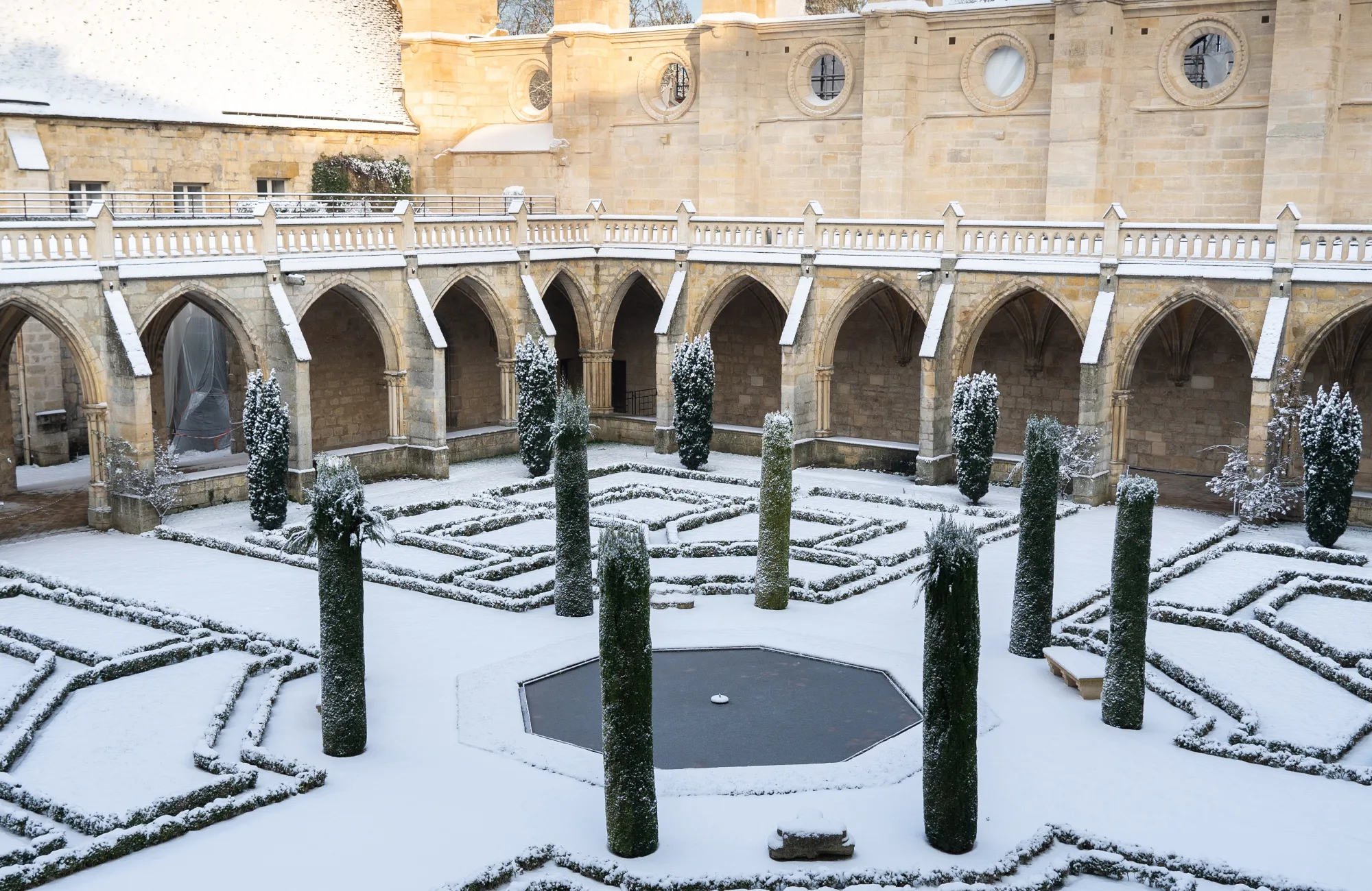 Le cloître de l'abbaye de Royaumont sous la neige