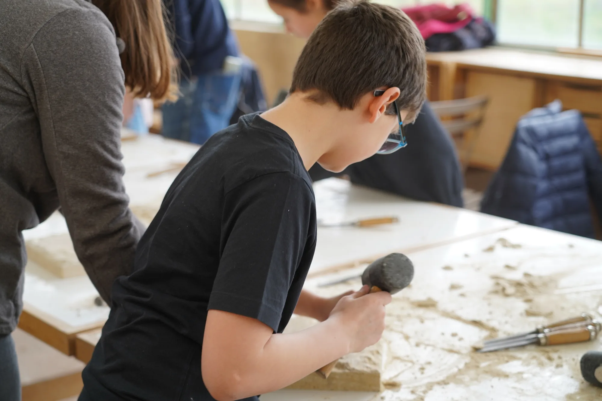 Atelier taille de pierre pour coll&eacute;giens et lyc&eacute;ens, dans le val d'oise