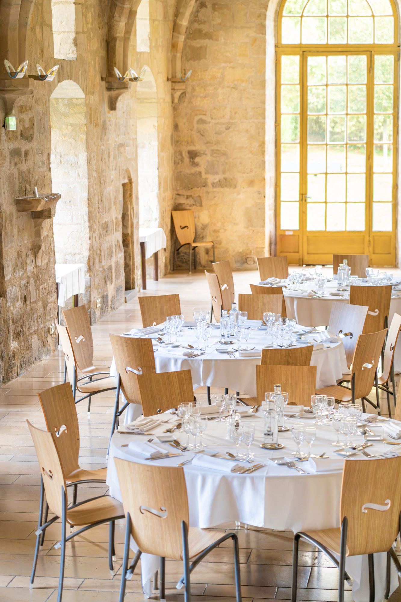 Le restaurant de Royaumont dans une salle voûtée