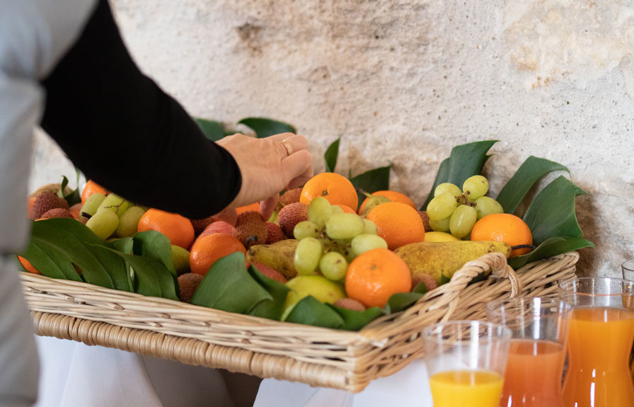 Corbeille de fruits du buffet sucré du brunch de Royaumont