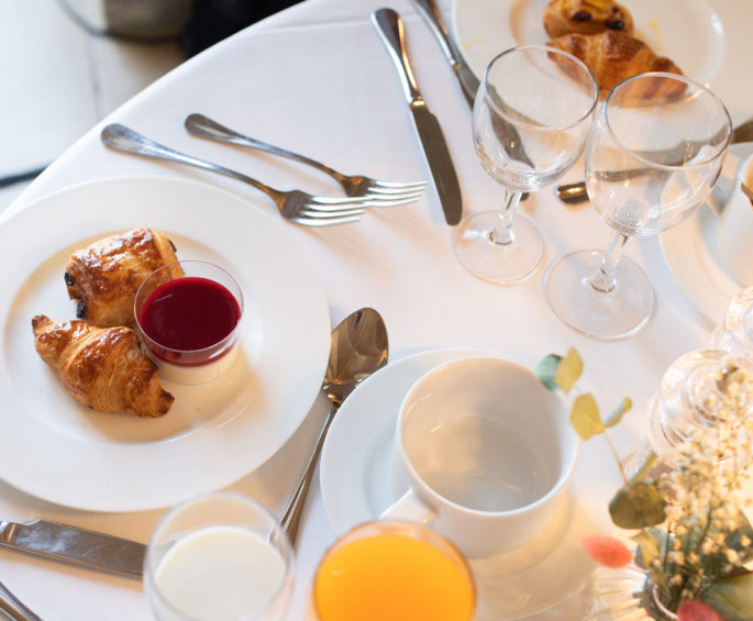 Table avec viennoiseries au brunch de Royaumont