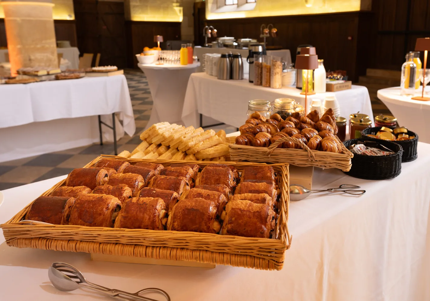 Un plateau de viennoiseries pour le petit déjeuner après une nuit à l'abbaye.