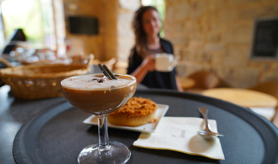 Boisson et pâtisserie au bar de Royaumont
