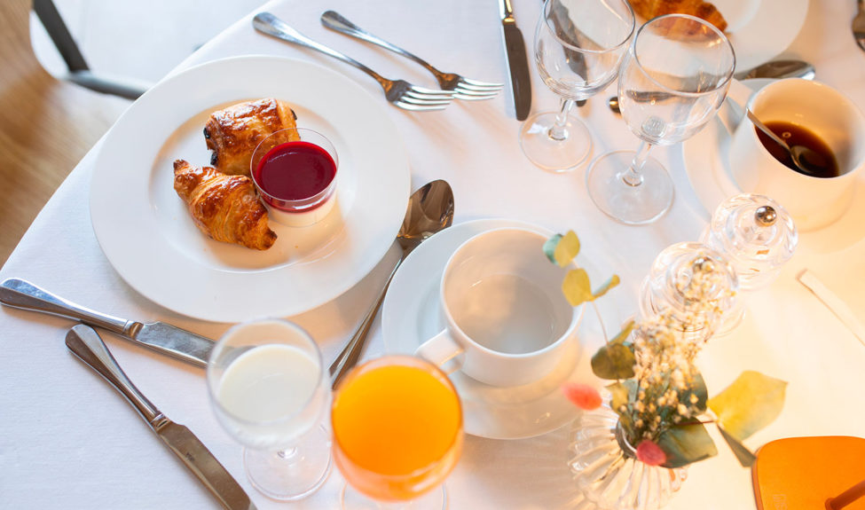 Table avec viennoiseries au brunch de Royaumont