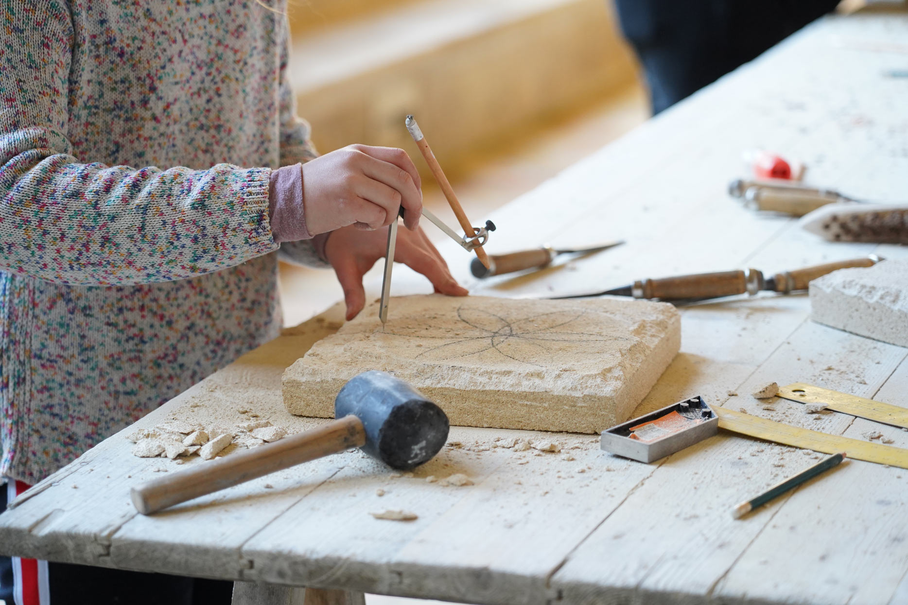 Atelier patrimoine "taille de pierre" à l'abbaye de Royaumont