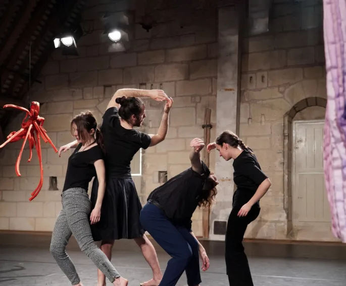 Danseurs autour du spectacle jeune public Parades et Métamorphoses de Caroline Grosjean
