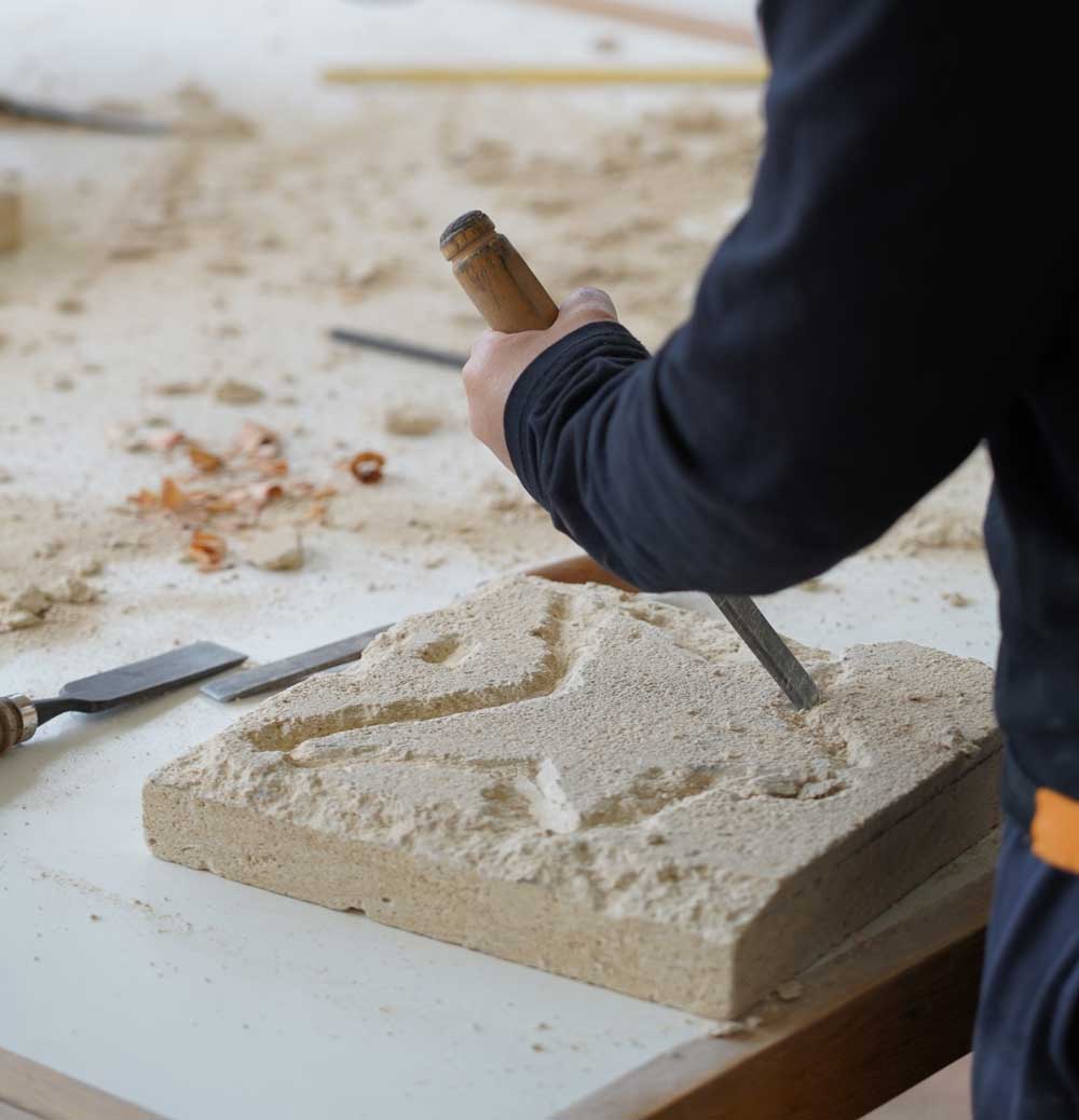 atelier taille de pierre en juin à l'abbaye de royaumont dans le val d'oise