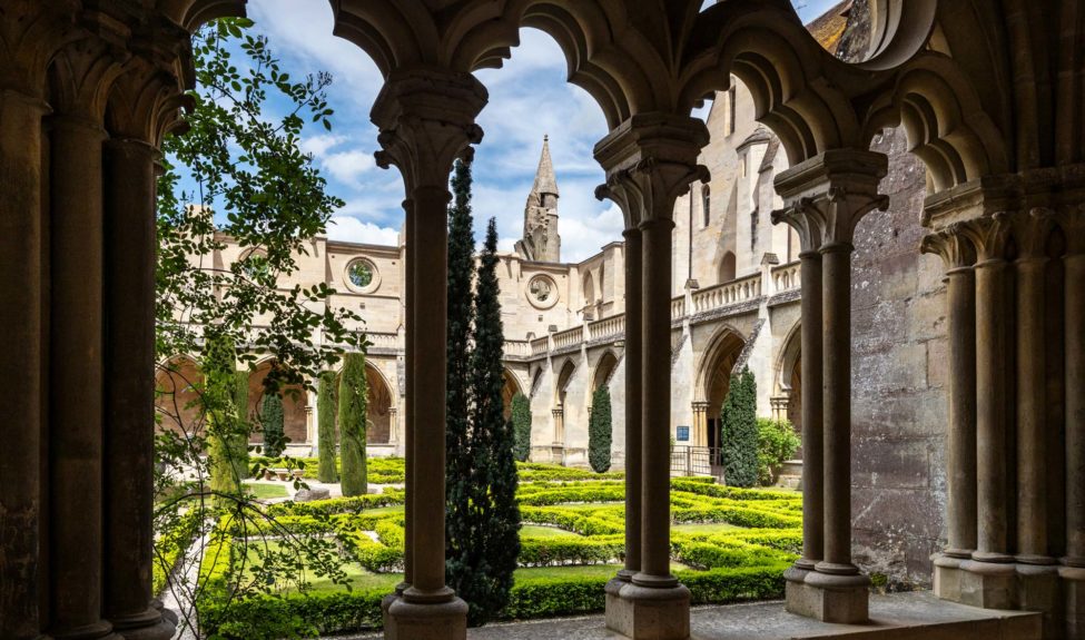 Cloître et tourelle de l'abbaye de Royaumont