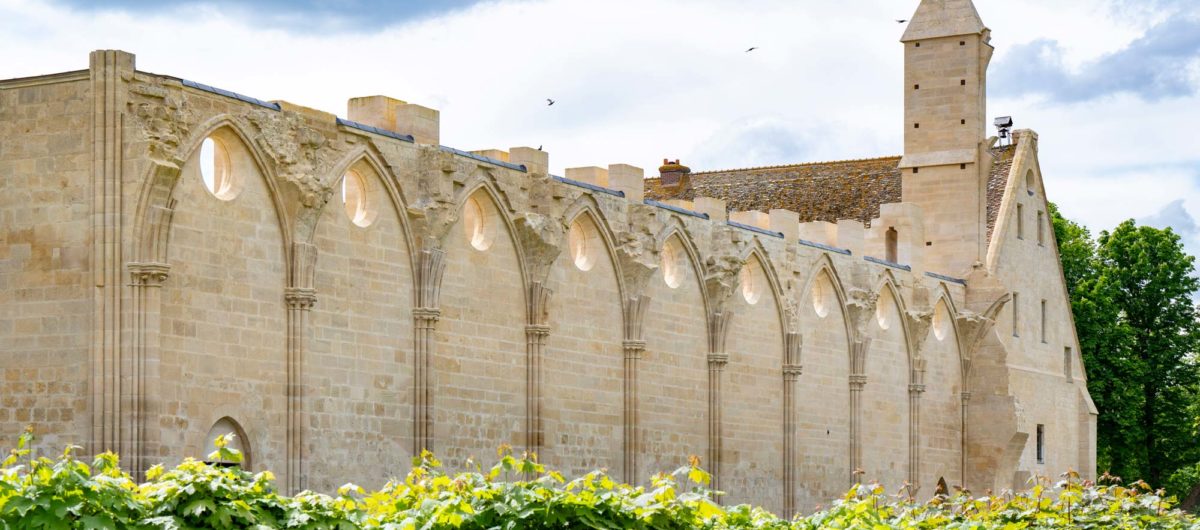 Mur de l'ancienne abbatiale de l'abbaye de Royaumont