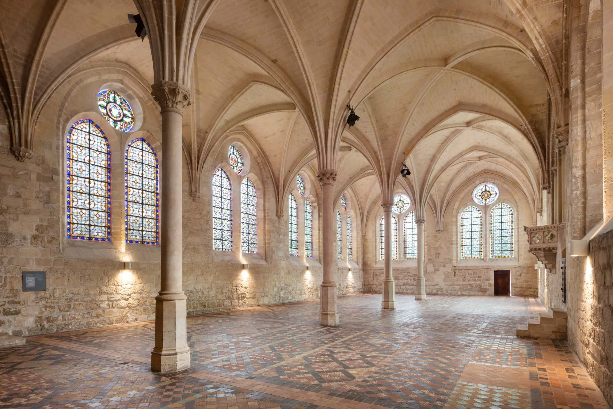 Réfectoire des moines de l'abbaye de royaumont, dans le val d'oise