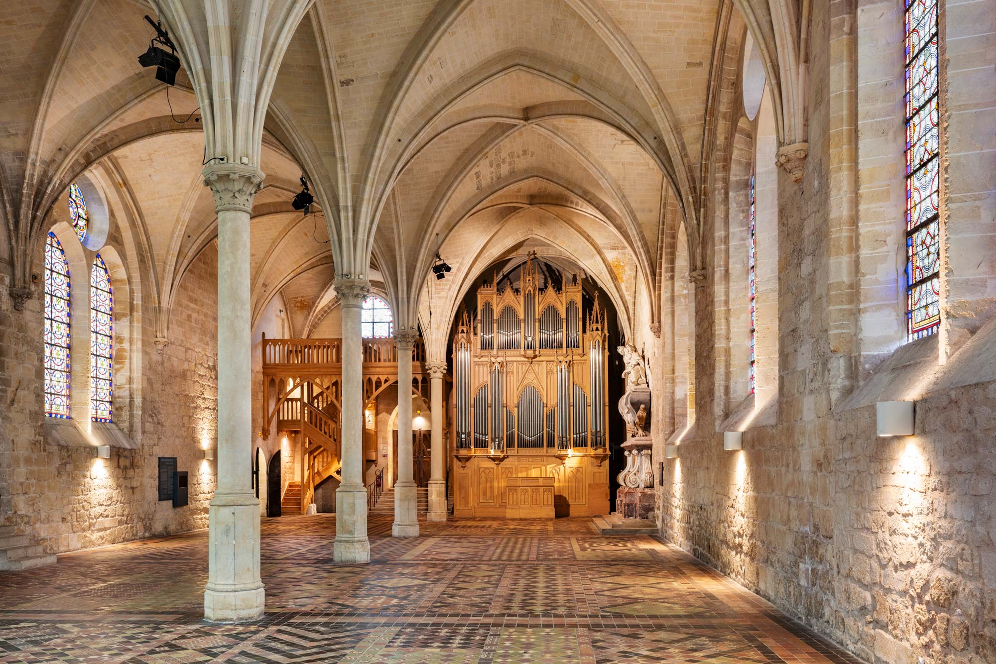 orgue cavaillé-coll de l'abbaye de royaumont dans le réfectoire des moines