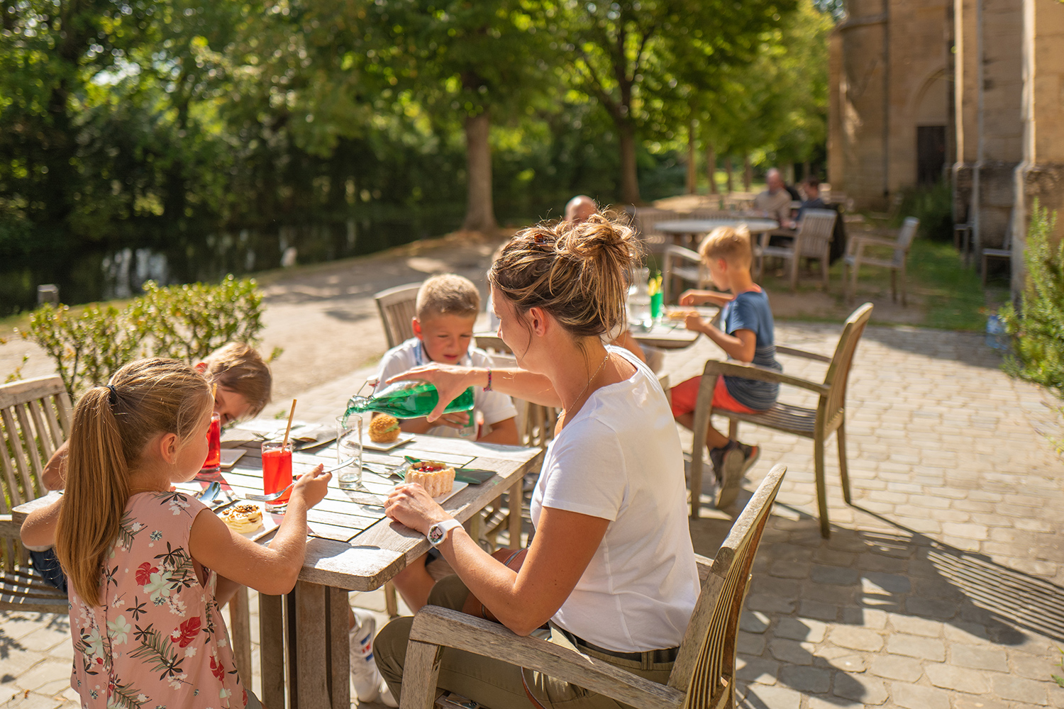 Une famille attablée sur la terrasse du bar-salon de thé.