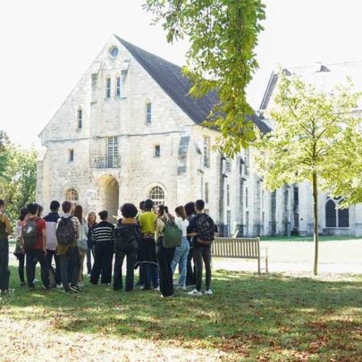 Un groupe de lycée en sortie scolaire à l'abbaye de royaumont